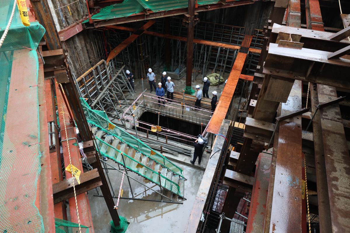 ▲이정식 고용노동부 장관이 폭염·호우 대비 건설현장 점검차 8일 서울 중구 신당동의 한 근린생활시설 신축공사 현장을 둘러보고 있다. 신태현 기자 holjjak@