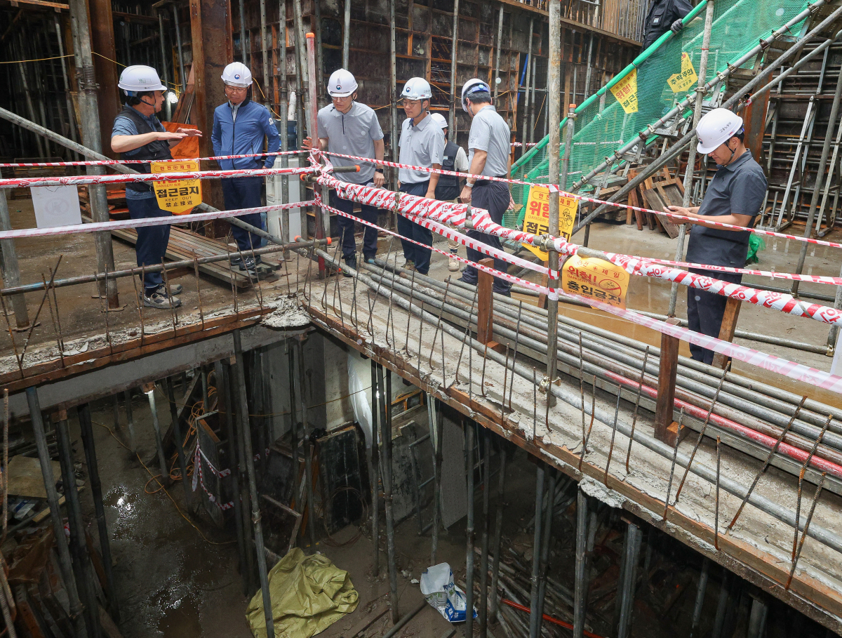 ▲이정식 고용노동부 장관이 폭염·호우 대비 건설현장 점검차 8일 서울 중구 신당동의 한 근린생활시설 신축공사 현장을 둘러보고 있다. 신태현 기자 holjjak@