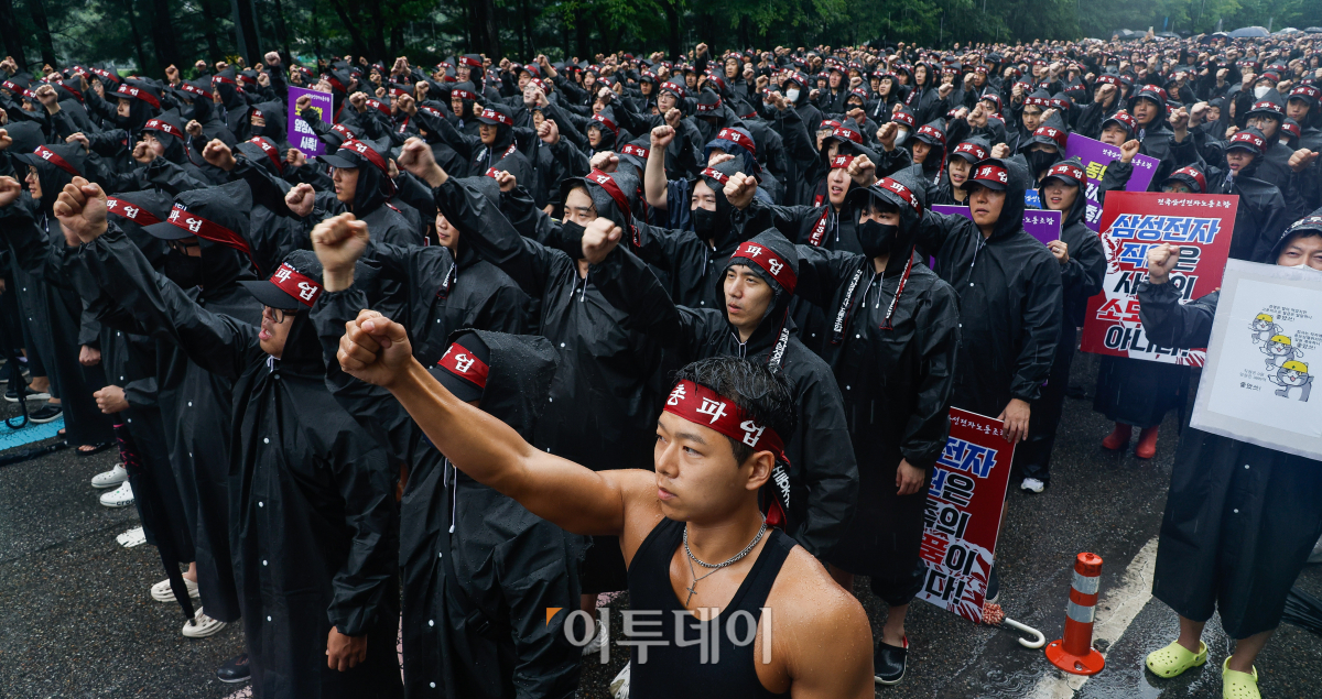 ▲전국삼성전자노동조합이 8일 경기 화성시 삼성전자 화성캠퍼스 H1 앞에서 열린 총파업 결의대회에서 구호를 외치고 있다. 조현호 기자 hyunho@