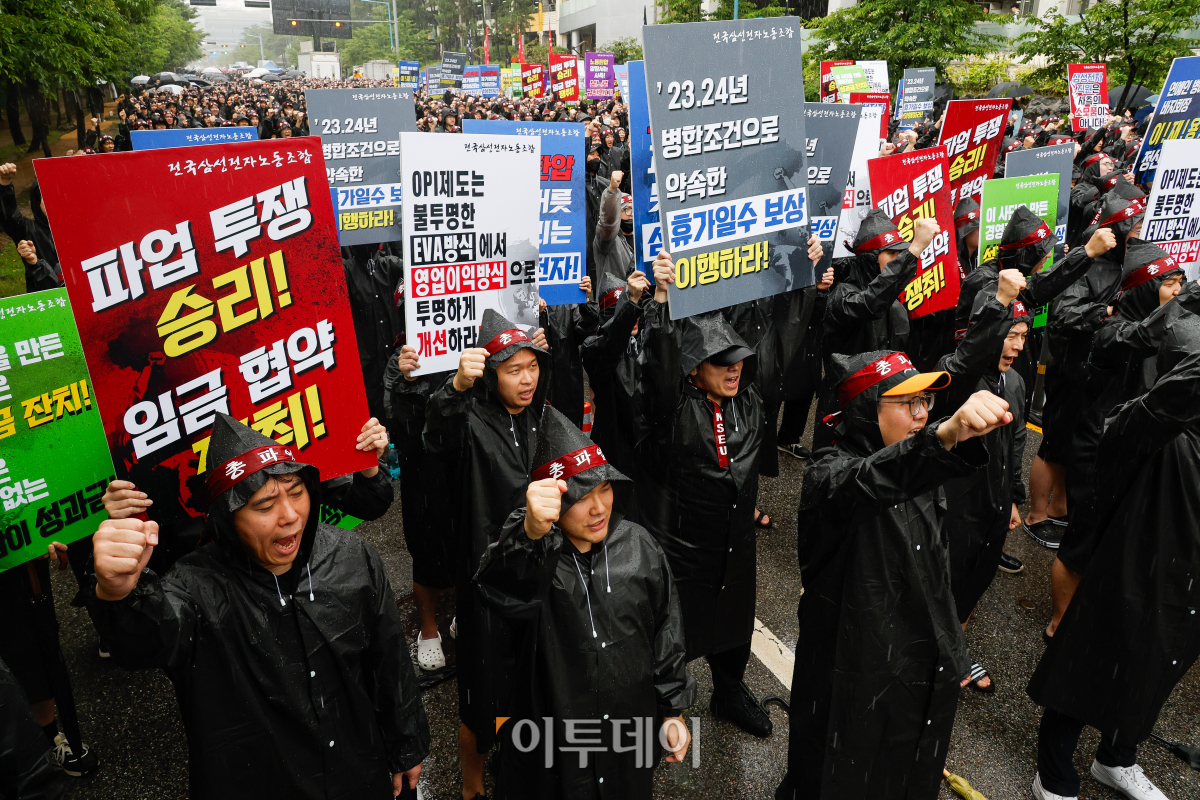 ▲전국삼성전자노동조합이 8일 경기 화성시 삼성전자 화성캠퍼스 H1 앞에서 열린 총파업 결의대회에서 구호를 외치고 있다. 조현호 기자 hyunho@