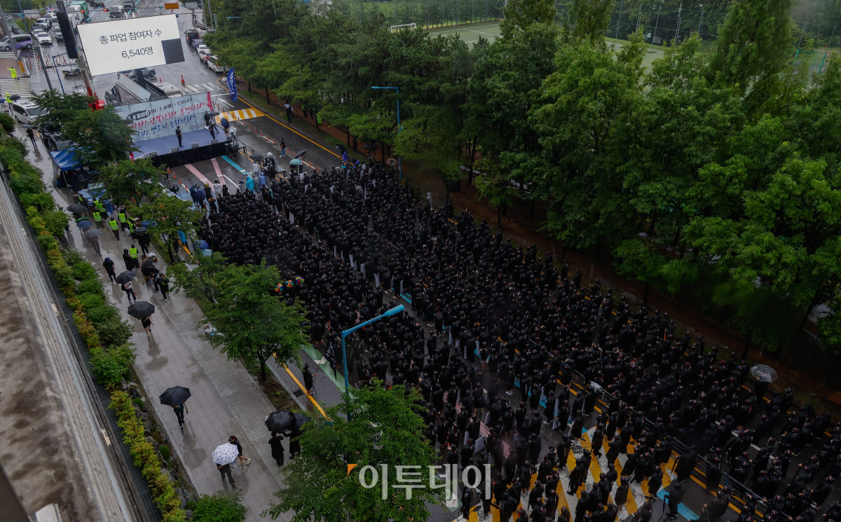 ▲전국삼성전자노동조합이 8일 경기 화성시 삼성전자 화성캠퍼스 H1 앞에서 열린 총파업 결의대회에서 구호를 외치고 있다. 조현호 기자 hyunho@