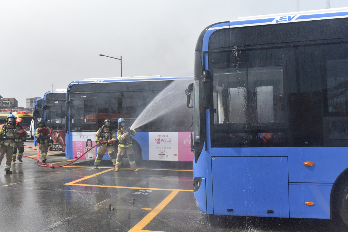 ▲서울 전기버스를 대상으로 소방훈련을 진행하고 있는 모습. (자료제공=서울시)