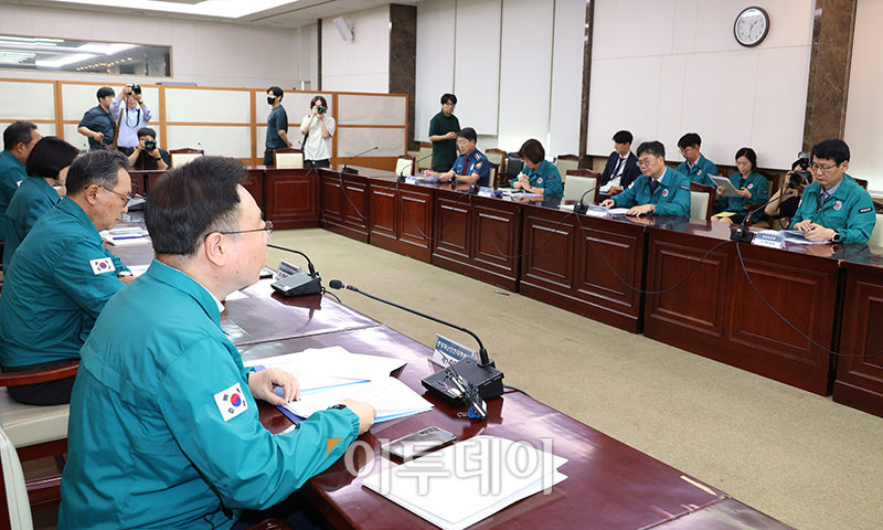 ▲조규홍 보건복지부 장관이 8일 서울 종로구 정부서울청사 대회의실에서 열린 의사 집단행동 중앙재난안전대책본부 회의에서 모두발언을 하고 있다. 고이란  기자 photoeran@