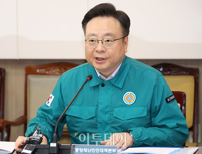 ▲조규홍 보건복지부 장관이 8일 서울 종로구 정부서울청사 대회의실에서 열린 의사 집단행동 중앙재난안전대책본부 회의에 참석하고 있다. 고이란  기자 photoeran@