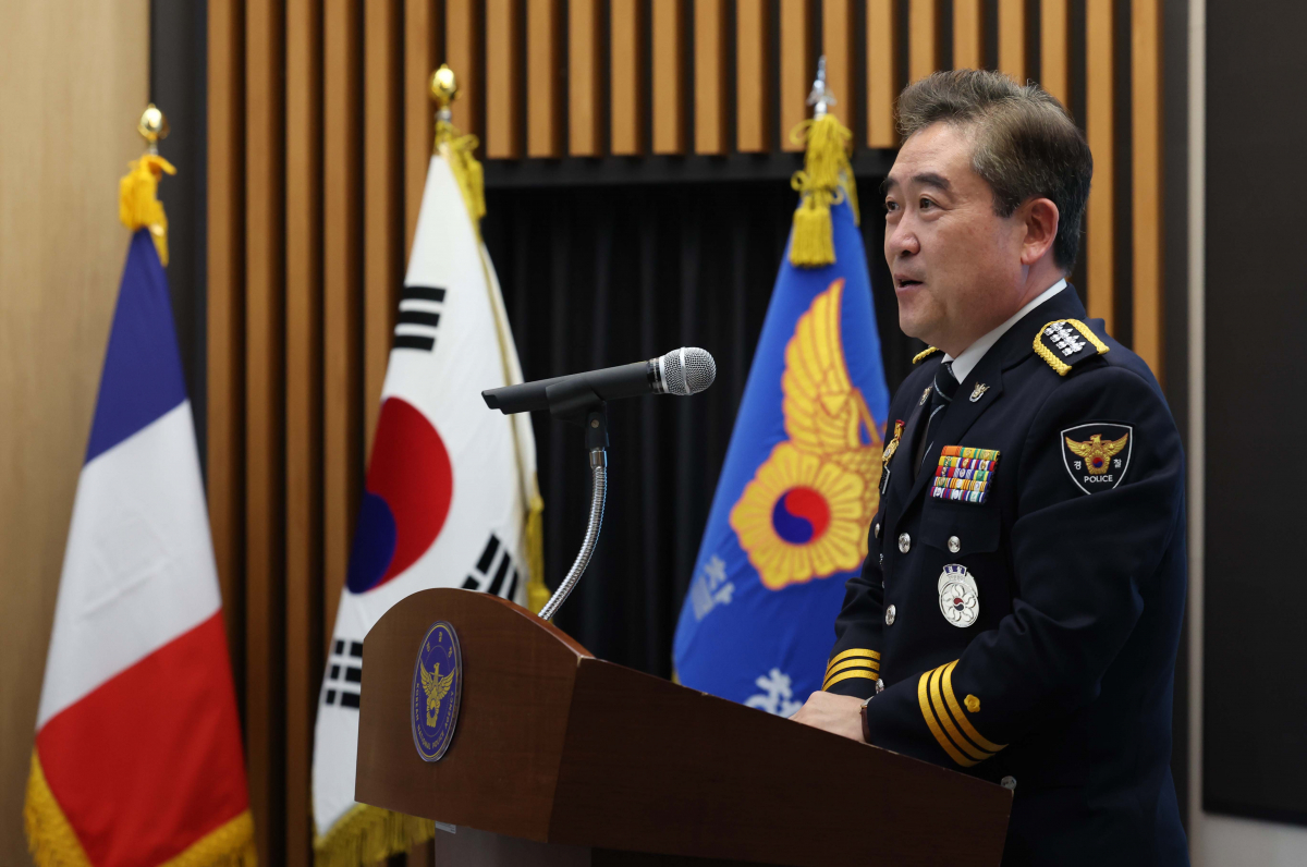 ▲8일 서울 서대문구 경찰청에서 열린 ‘2024 파리 올림픽·패럴림픽 안전지원단 발대식’에서 윤희근 경찰청장이 격려사를 하고 있다. 경찰청은 26일부터 9월 8일까지 진행되는 파리올림픽·패럴림픽 기간에 한국 경찰관 31명을 파견해 치안 관리에 나선다. 신태현 기자 holjjak@