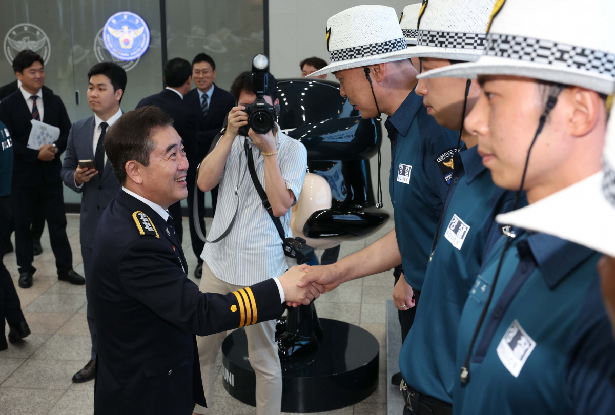 ▲8일 서울 서대문구 경찰청에서 열린 ‘2024 파리 올림픽·패럴림픽 안전지원단 발대식’에서 윤희근 경찰청장이  프랑스 파리에 파견되는 안전지원단 소속 경찰관들과 악수하고 있다. 경찰청은 26일부터 9월 8일까지 진행되는 파리올림픽·패럴림픽 기간에 한국 경찰관 31명을 파견해 치안 관리에 나선다. 신태현 기자 holjjak@