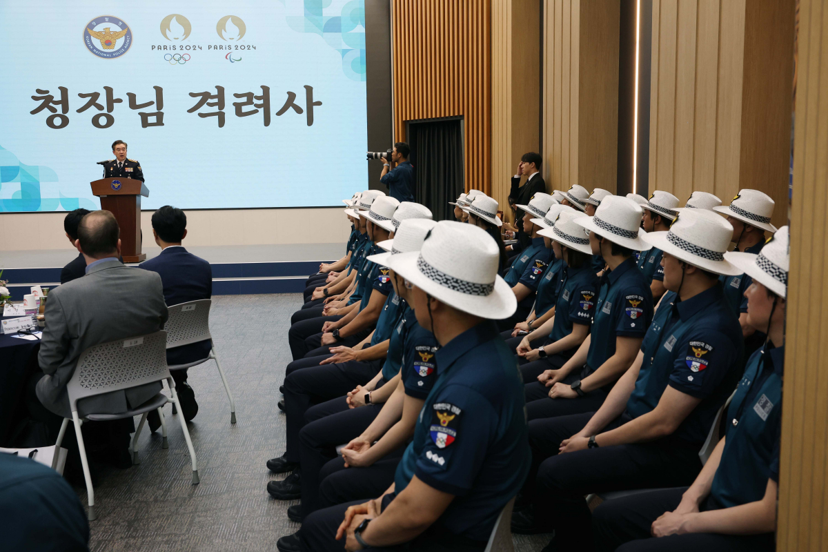 ▲8일 서울 서대문구 경찰청에서 열린 ‘2024 파리 올림픽·패럴림픽 안전지원단 발대식’에서 윤희근 경찰청장이 격려사를 하고 있다. 경찰청은 26일부터 9월 8일까지 진행되는 파리올림픽·패럴림픽 기간에 한국 경찰관 31명을 파견해 치안 관리에 나선다. 신태현 기자 holjjak@