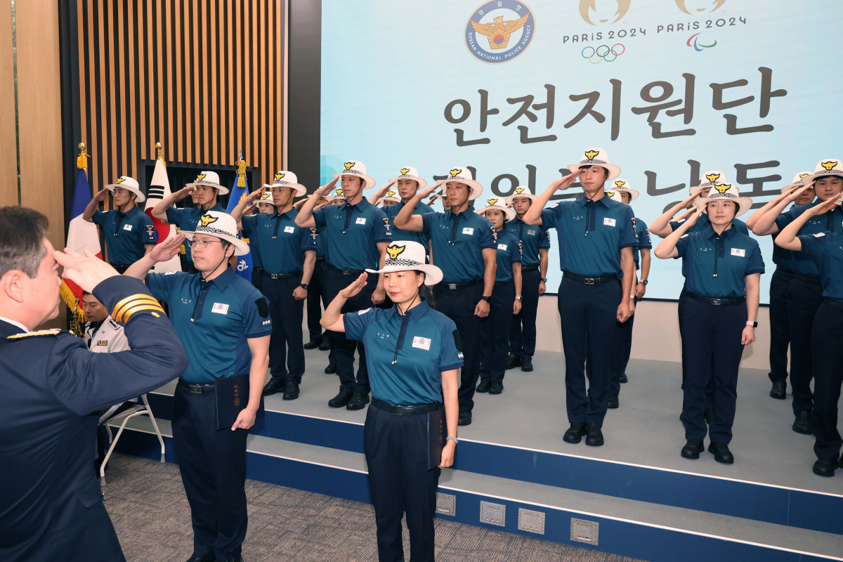 ▲8일 서울 서대문구 경찰청에서 열린 ‘2024 파리 올림픽·패럴림픽 안전지원단 발대식’에서 프랑스 파리에 파견되는 안전지원단 소속 경찰관들이 결의문을 낭독하기 앞서 윤희근 경찰청장에게 거수경례를 하고 있다. 경찰청은 26일부터 9월 8일까지 진행되는 파리올림픽·패럴림픽 기간에 한국 경찰관 31명을 파견해 치안 관리에 나선다. 신태현 기자 holjjak@