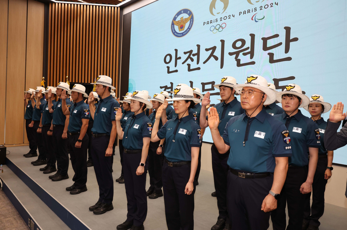 ▲8일 서울 서대문구 경찰청에서 열린 ‘2024 파리 올림픽·패럴림픽 안전지원단 발대식’에서 프랑스 파리에 파견되는 안전지원단 소속 경찰관들이 결의문을 낭독하고 있다. 경찰청은 26일부터 9월 8일까지 진행되는 파리올림픽·패럴림픽 기간에 한국 경찰관 31명을 파견해 치안 관리에 나선다. 신태현 기자 holjjak@