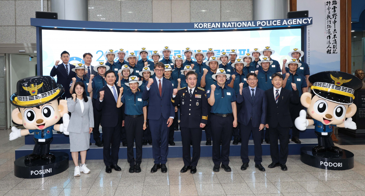 ▲8일 서울 서대문구 경찰청에서 열린 ‘2024 파리 올림픽·패럴림픽 안전지원단 발대식’에서 윤희근 경찰청장과 필립 베르투 주한프랑스대사가 프랑스 파리에 파견되는 안전지원단 소속 경찰관들과 기념촬영을 하고 있다. 경찰청은 26일부터 9월 8일까지 진행되는 파리올림픽·패럴림픽 기간에 한국 경찰관 31명을 파견해 치안 관리에 나선다. 신태현 기자 holjjak@