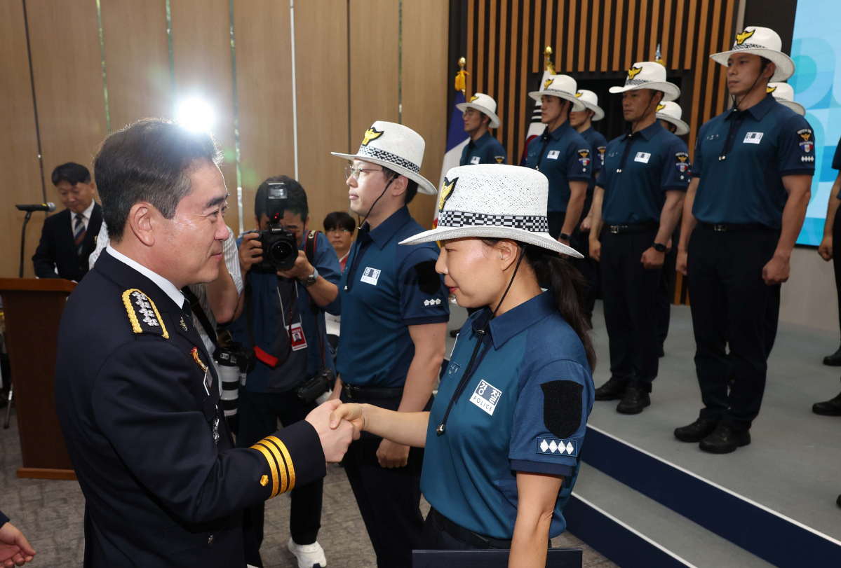 ▲8일 서울 서대문구 경찰청에서 열린 ‘2024 파리 올림픽·패럴림픽 안전지원단 발대식’에서 윤희근 경찰청장이  프랑스 파리에 파견되는 안전지원단 소속 경찰관들과 악수하고 있다. 경찰청은 26일부터 9월 8일까지 진행되는 파리올림픽·패럴림픽 기간에 한국 경찰관 31명을 파견해 치안 관리에 나선다. 신태현 기자 holjjak@