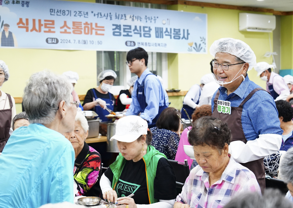 ▲류경기 중랑구청장이 면목종합사회복지관 경로식당을 찾아 배식봉사를 실시했다. (자료제공=중랑구)