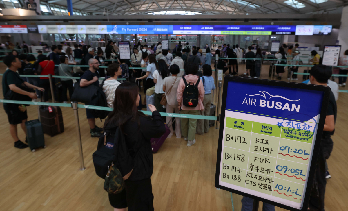 ▲‘슈퍼 엔저’ 현상이 지속되면서 일본으로 향하는 여행객이 늘자 일본에서 쓴 카드 매출액이 작년의 2배를 넘어섰다. 9일 하나카드에 따르면 올해 상반기 하나카드 체크카드·신용카드 일본 현지 오프라인 이용금액은 4314억원으로 작년 상반기 이용금액(2065억원)의 2배 이상으로 늘었다. 일본에서 카드를 쓴 하나카드 이용자 수 자체가 작년 상반기 22만5507명에서 올해 상반기 42만7295명으로 2배 가까이 늘어났고 1인당 이용금액은 작년 상반기 91만5745원에서 올해 상반기 100만9677원으로 10만원 가까이 증가한 영향이다. 이날 인천 중구 인천국제공항 제1여객터미널 일본행 탑승 수속 창구가 여행객들로 붐비고 있다. 신태현 기자 holjjak@