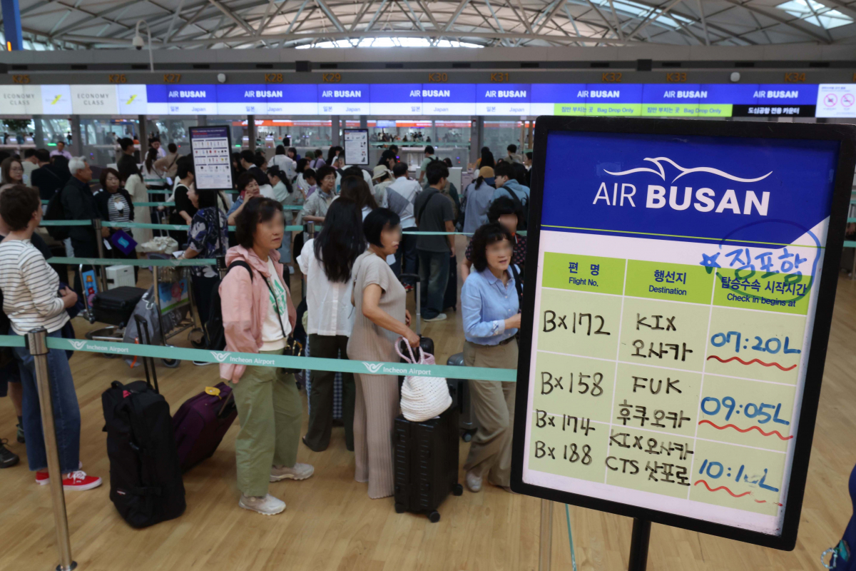 ▲‘슈퍼 엔저’ 현상이 지속되면서 일본으로 향하는 여행객이 늘자 일본에서 쓴 카드 매출액이 작년의 2배를 넘어섰다. 9일 하나카드에 따르면 올해 상반기 하나카드 체크카드·신용카드 일본 현지 오프라인 이용금액은 4314억원으로 작년 상반기 이용금액(2065억원)의 2배 이상으로 늘었다. 일본에서 카드를 쓴 하나카드 이용자 수 자체가 작년 상반기 22만5507명에서 올해 상반기 42만7295명으로 2배 가까이 늘어났고 1인당 이용금액은 작년 상반기 91만5745원에서 올해 상반기 100만9677원으로 10만원 가까이 증가한 영향이다. 이날 인천 중구 인천국제공항 제1여객터미널 일본행 탑승 수속 창구가 여행객들로 붐비고 있다. 신태현 기자 holjjak@