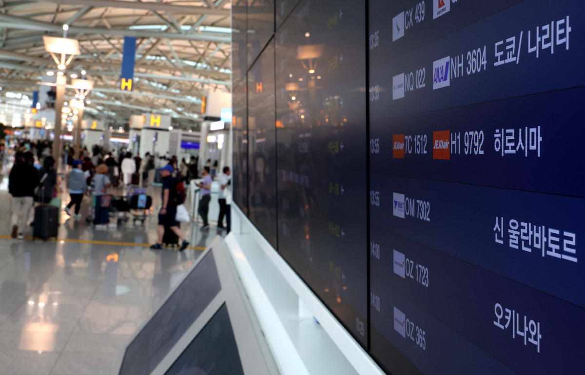 ▲‘슈퍼 엔저’ 현상이 지속되면서 일본으로 향하는 여행객이 늘자 일본에서 쓴 카드 매출액이 작년의 2배를 넘어섰다. 9일 하나카드에 따르면 올해 상반기 하나카드 체크카드·신용카드 일본 현지 오프라인 이용금액은 4314억원으로 작년 상반기 이용금액(2065억원)의 2배 이상으로 늘었다. 일본에서 카드를 쓴 하나카드 이용자 수 자체가 작년 상반기 22만5507명에서 올해 상반기 42만7295명으로 2배 가까이 늘어났고 1인당 이용금액은 작년 상반기 91만5745원에서 올해 상반기 100만9677원으로 10만원 가까이 증가한 영향이다. 이날 인천 중구 인천국제공항 제1여객터미널에 일본행 항공기 안내문이 게시되고 있다. 신태현 기자 holjjak@