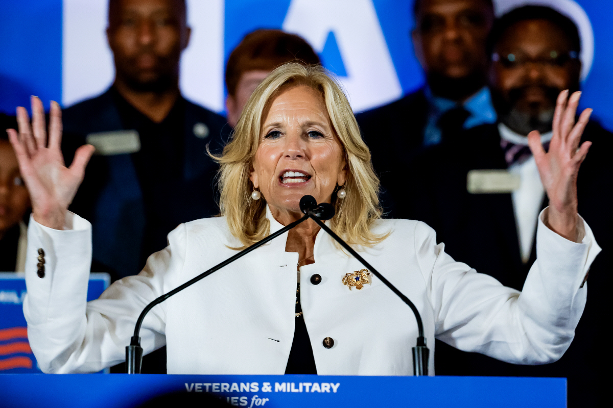 ▲질 바이든 미국 영부인이 8일(현지시간) 조지아주 콜럼버스에서 연설하고 있다. 콜럼버스(미국)/EPA연합뉴스