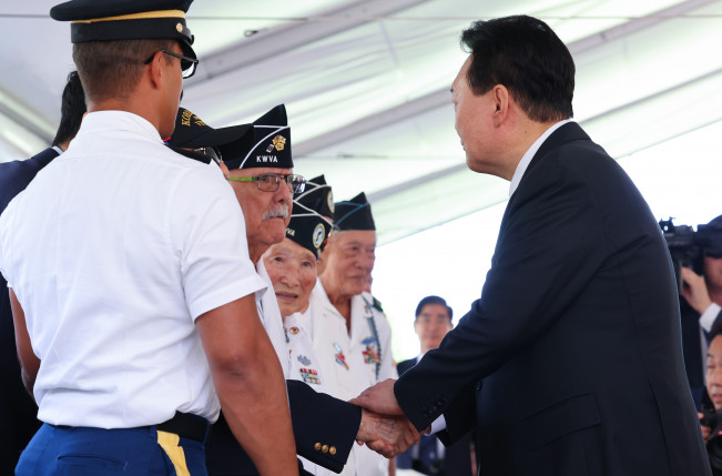 ▲윤석열 대통령과 김건희 여사가 8일(현지시간) 미국 하와이 태평양국립묘지(펀치볼)를 방문해 헌화 뒤 6·25전쟁 참전용사들과 인사하고 있다. (연합뉴스)