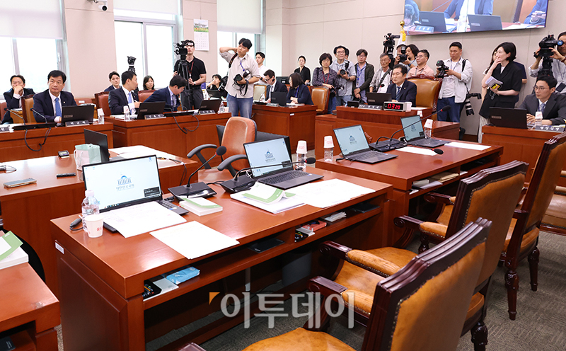 ▲9일 서울 여의도 국회에서 열린 법제사법위원회 전체회의에서 정청래 위원장의 회의 진행 방식에 항의하며 퇴장한 국민의힘 의원들의 자리가 비어있다. 고이란 기자 photoeran@