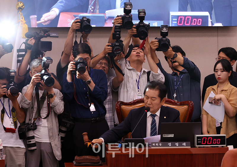▲9일 서울 여의도 국회에서 열린 법제사법위원회 전체회의에서 정청래 위원장이 의사봉을 두드리고 있다. 고이란 기자 photoeran@