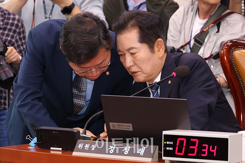 ▲9일 서울 여의도 국회에서 열린 법제사법위원회 전체회의에서 정청래(오른쪽) 위원장과 야당 간사인 김승원 더불어민주당 의원과 대화하고 있다. 고이란 기자 photoeran@