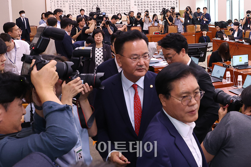 ▲9일 서울 여의도 국회에서 열린 법제사법위원회 전체회의에서 국민의힘 의원들이 정청래 위원장의 회의 진행 방식에 항의하며 퇴장하고 있다. 고이란 기자 photoeran@