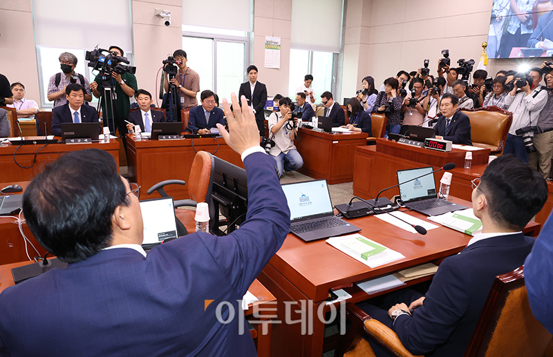 ▲9일 서울 여의도 국회에서 열린 법제사법위원회 전체회의에서 송석준 국민의힘 의원이 정청래 위원장의 회의 진행 방식에 항의하고 있다. 고이란 기자 photoeran@