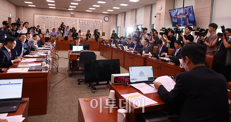 ▲9일 서울 여의도 국회에서 열린 법제사법위원회 전체회의에서 국민의힘 의원들이 정청래 위원장의 회의 진행 방식에 항의하고 있다. 고이란 기자 photoeran@