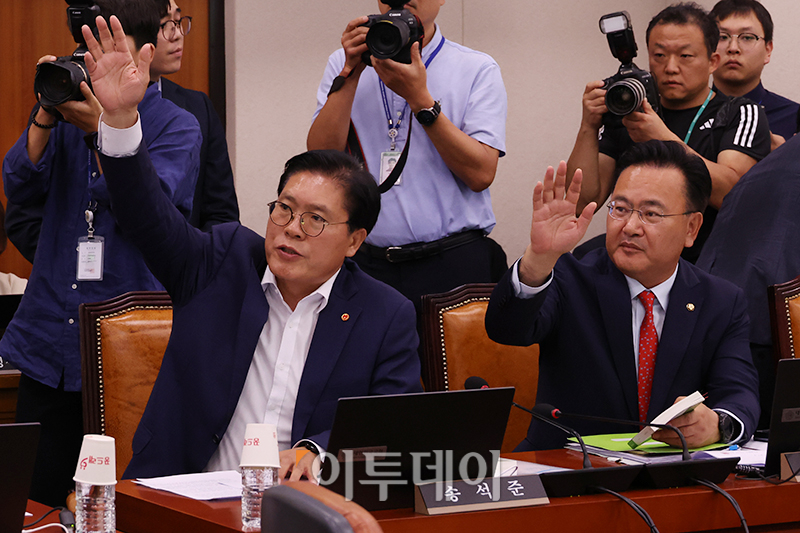 ▲9일 서울 여의도 국회에서 열린 법제사법위원회 전체회의에서 송석준(왼쪽), 유상범 국민의힘 의원이 정청래 위원장의 회의 진행 방식에 항의하며 의사진행 발언권을 요청하고 있다. 고이란 기자 photoeran@