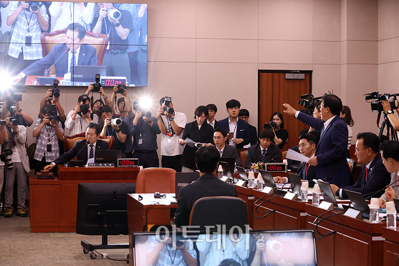 ▲9일 서울 여의도 국회에서 열린 법제사법위원회 전체회의에서 송석준 국민의힘 의원이 정청래 위원장의 회의 진행 방식에 항의하고 있다. 고이란 기자 photoeran@