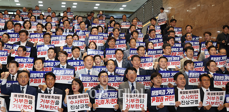 ▲박찬대 더불어민주당 대표 직무대행 겸 원내대표를 비롯한 야당 의원들이 9일 서울 여의도 국회 로텐더홀 계단에서 순직해병특검법 거부권 행사 긴급 규탄대회를 하고 있다. 고이란 기자 photoeran@