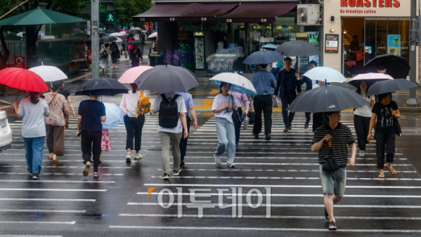 ▲전국 대부분 지역에 비가 내린 8일 서울 영등포구 여의도역 일대에서 우산을 쓴 시민들이 발걸음을 옮기고 있다.  (조현호 기자 hyunho@)