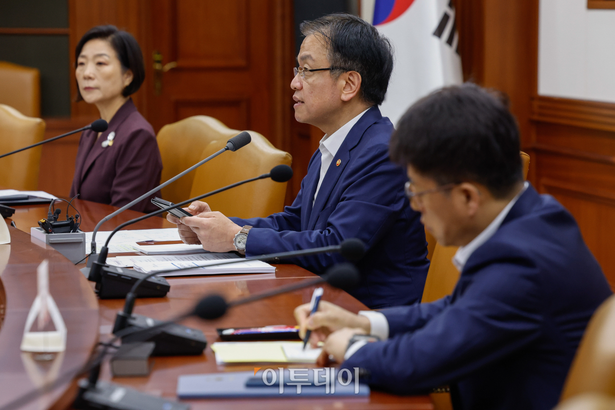 ▲최상목 경제부총리 겸 기획재정부 장관이 10일 서울 종로구 정부서울청사에서 열린 경제장관회의에서 모두발언을 하고 있다. 조현호 기자 hyunho@