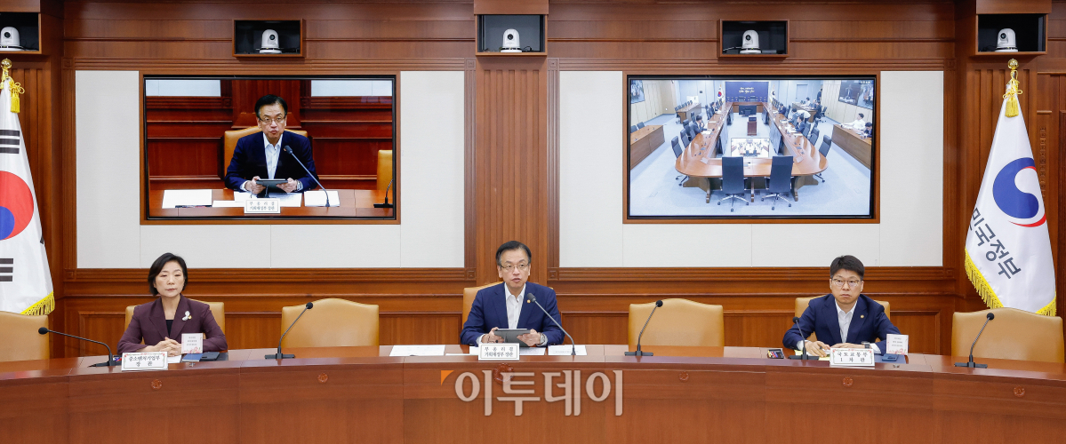 ▲최상목 경제부총리 겸 기획재정부 장관이 10일 서울 종로구 정부서울청사에서 열린 경제장관회의에서 모두발언을 하고 있다. 조현호 기자 hyunho@