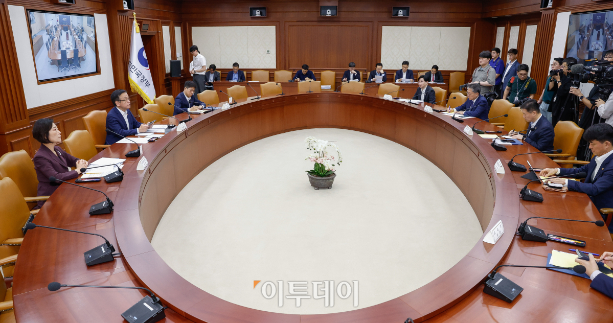 ▲최상목 경제부총리 겸 기획재정부 장관이 10일 서울 종로구 정부서울청사에서 열린 경제장관회의에서 모두발언을 하고 있다. 조현호 기자 hyunho@