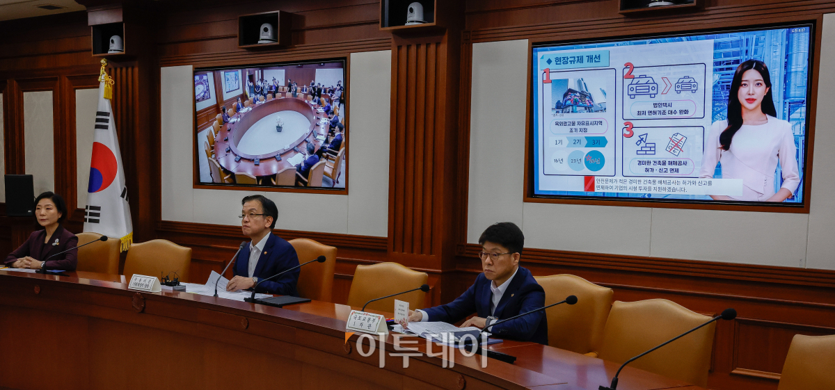 ▲최상목 경제부총리 겸 기획재정부 장관과 관계부처 장·차관들이 10일 서울 종로구 정부서울청사에서 열린 경제장관회의에서 AI 아나운서의 신산업 분야 규제혁신 및 현장에로 해소방안 발표를 듣고 있다. 왼쪽부터 오영주 중소벤처기업부 장관, 최 부총리, 진현환 국토교통부 제1차관. 조현호 기자 hyunho@