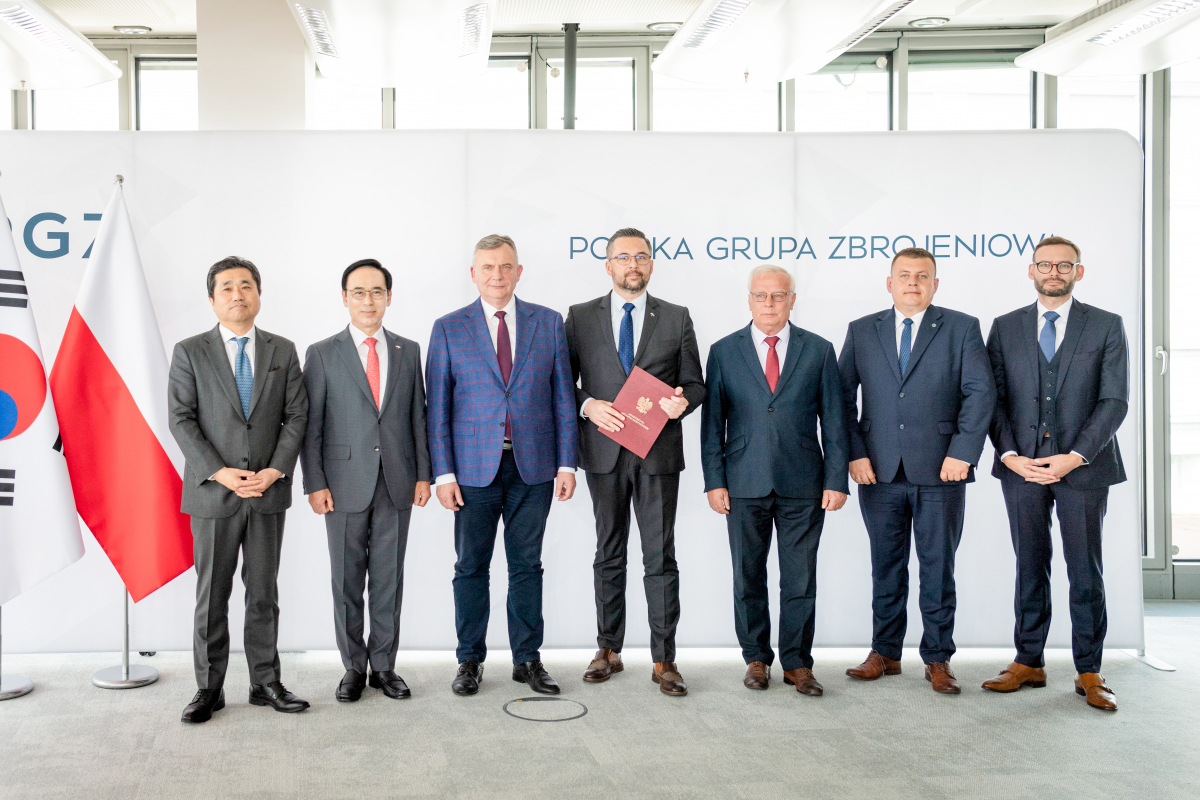 ▲9일(현지시간) 폴란드에서 진행된 신규 컨소시엄 합의서 체결식에서 양국 정부 및 기업 관계자들이 기념 촬영을 하고 있다. (왼쪽부터) 임훈민 주폴란드 대한민국 대사관 대사, 이용배 현대로템 대표이사 사장, 파베우 베이다 폴란드 국방차관, 마르친 쿨라섹 폴란드 국유재산부 차관, 크리스토프 트로피니악 PGZ 회장. (사진제공=현대로템)