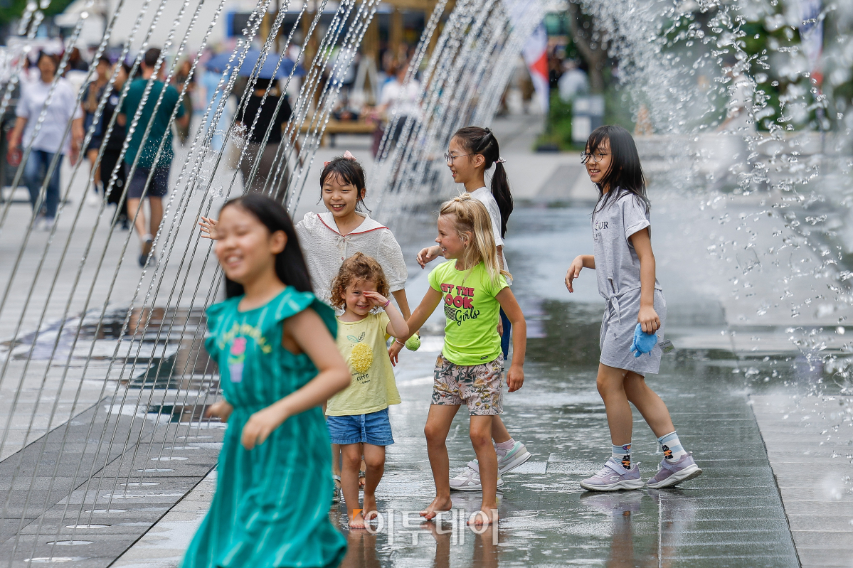 ▲서울을 포함한 중부지방 일대에 폭염주의보가 발령된 10일 서울 종로구 광화문광장 터널분수에서 아이들이 물놀이를 하며 더위를 식히고 있다. 조현호 기자 hyunho@