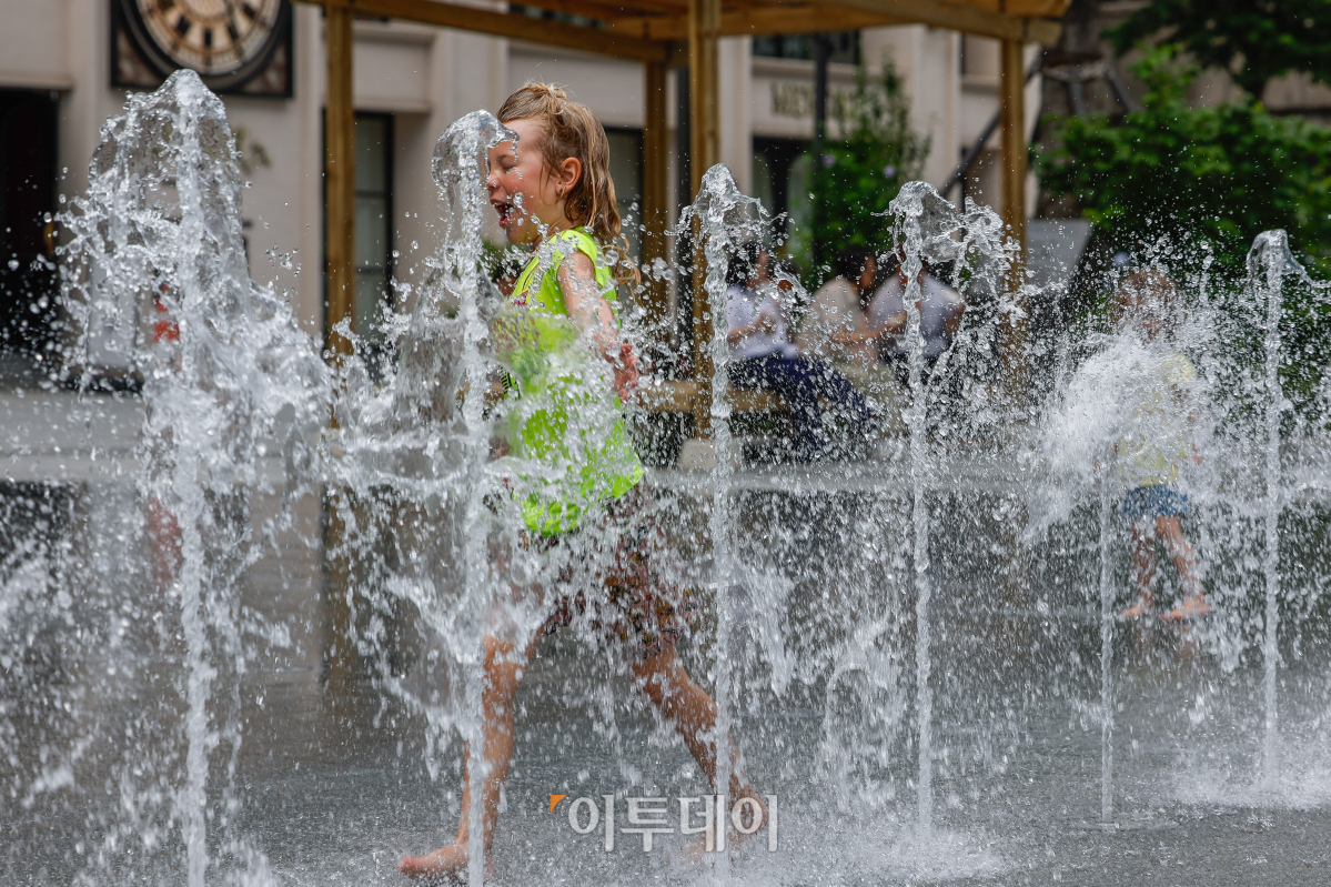 ▲서울을 포함한 중부지방 일대에 폭염주의보가 발령된 10일 서울 종로구 광화문광장 분수대에서 아이들이 물놀이를 하며 더위를 식히고 있다. 조현호 기자 hyunho@