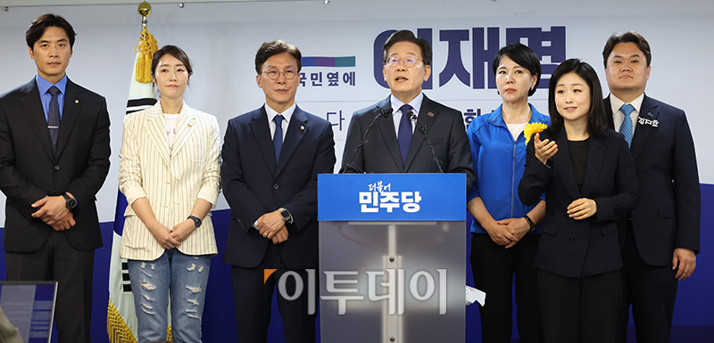 ▲이재명 더불어민주당 전 대표가 10일 서울 여의도 당사에서 당 대표 출마 선언 기자회견을 하고 있다. 최고위원 후보로 출마한 한준호(왼쪽부터), 강선우, 김민석, 전현희 의원, 김지호 부대변인. 고이란 기자 photoeran@