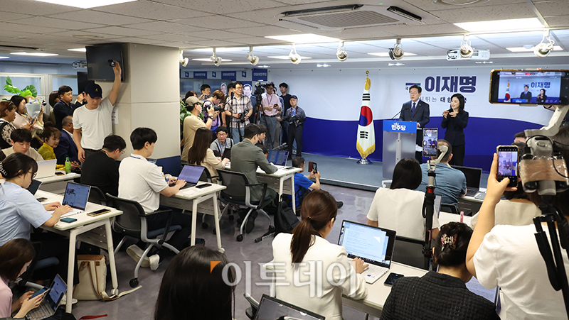 ▲이재명 더불어민주당 전 대표가 10일 서울 여의도 당사에서 당 대표 출마 선언 기자회견을 하고 있다. 고이란 기자 photoeran@