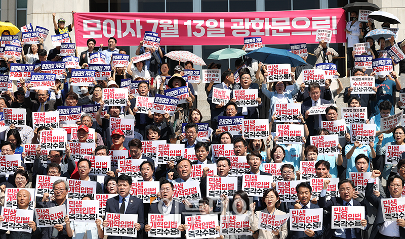 ▲박찬대 더불어민주당 대표 직무대행 겸 원내대표를 비롯한 야당 의원들과 시민단체가 10일 서울 여의도 국회 본청 앞 계단에서 순직해병특검법 거부 강력규탄·민생개혁입법 수용 요구 야당-시민사회 공동기자회견을 하고 있다. 고이란 기자 photoeran@