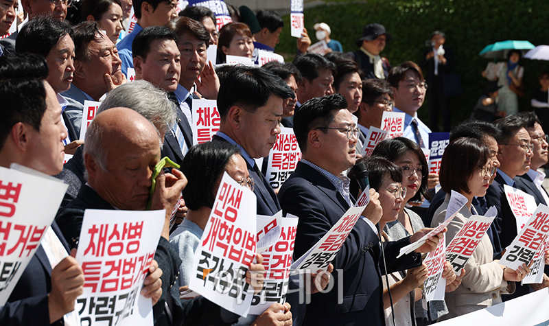 ▲박찬대 더불어민주당 대표 직무대행 겸 원내대표를 비롯한 야당 의원들과 시민단체가 10일 서울 여의도 국회 본청 앞 계단에서 순직해병특검법 거부 강력규탄·민생개혁입법 수용 요구 야당-시민사회 공동기자회견을 하고 있다. 고이란 기자 photoeran@