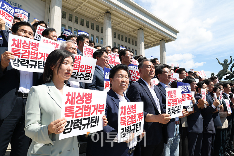 ▲야당 의원들과 시민단체가 10일 서울 여의도 국회 본청 앞 계단에서 순직해병특검법 거부 강력규탄·민생개혁입법 수용 요구 야당-시민사회 공동기자회견을 하고 있다. 고이란 기자 photoeran@