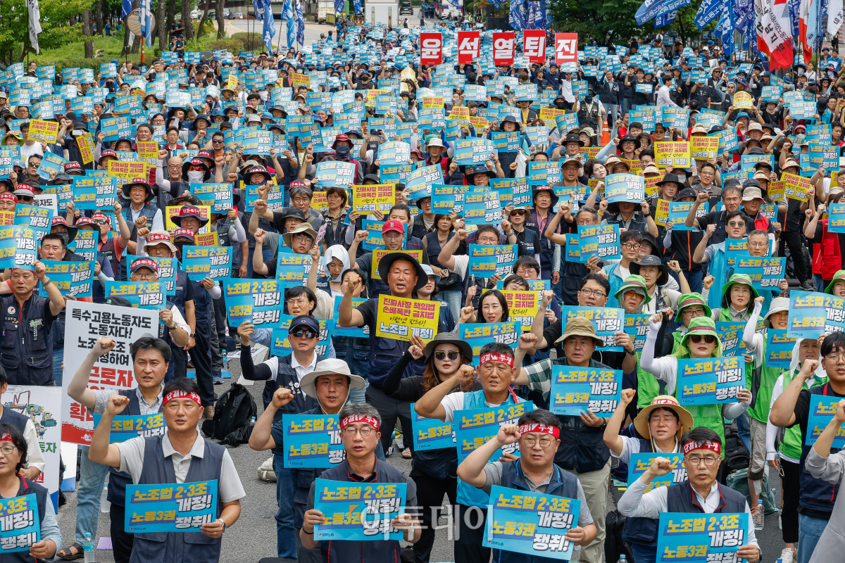 ▲전국민주노동조합총연맹 조합원들이 10일 서울 영등포구 국회의사당역 앞에서 열린 노조법 2·3조 개정 투쟁승리! 전국단위사업장 대표자 결의대회에서 노조법 2·3조 개정을 촉구하며 구호를 외치고 있다. 조현호 기자 hyunho@