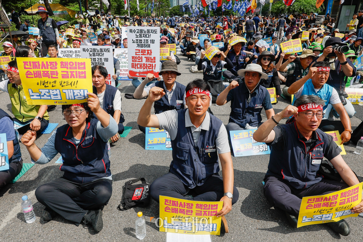 ▲전국민주노동조합총연맹 조합원들이 10일 서울 영등포구 국회의사당역 앞에서 열린 노조법 2·3조 개정 투쟁승리! 전국단위사업장 대표자 결의대회에서 노조법 2·3조 개정을 촉구하며 구호를 외치고 있다. 조현호 기자 hyunho@
