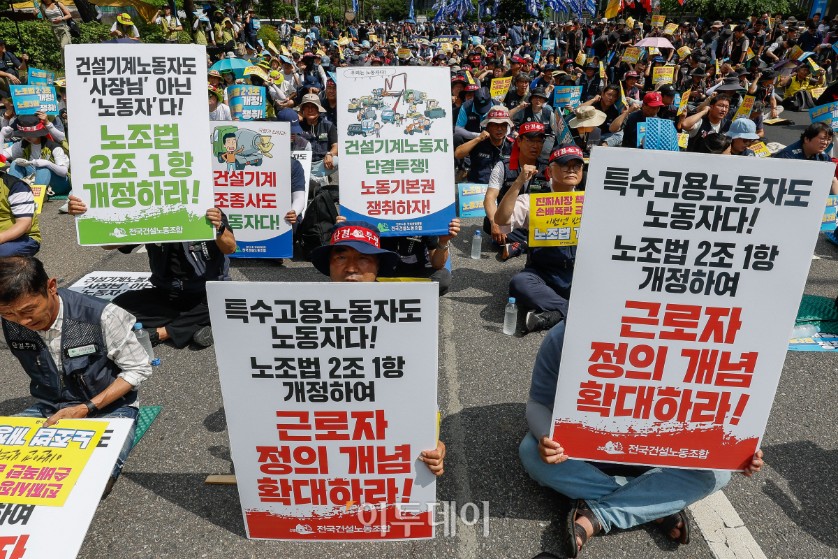 ▲전국민주노동조합총연맹 조합원들이 10일 서울 영등포구 국회의사당역 앞에서 열린 노조법 2·3조 개정 투쟁승리! 전국단위사업장 대표자 결의대회에서 노조법 2·3조 개정을 촉구하며 구호를 외치고 있다. 조현호 기자 hyunho@