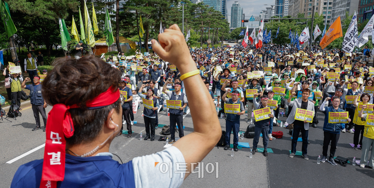 ▲전국민주노동조합총연맹 조합원들이 10일 서울 영등포구 국회의사당역 앞에서 열린 노조법 2·3조 개정 투쟁승리! 전국단위사업장 대표자 결의대회에서 노조법 2·3조 개정을 촉구하며 구호를 외치고 있다. 조현호 기자 hyunho@