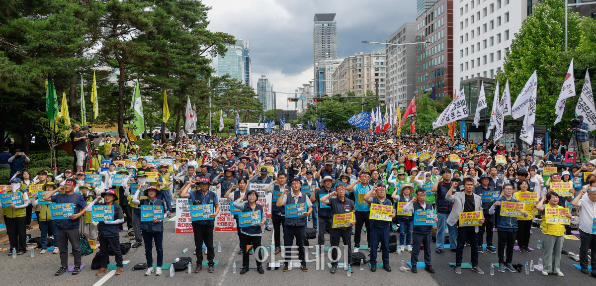 ▲전국민주노동조합총연맹 조합원들이 10일 서울 영등포구 국회의사당역 앞에서 열린 노조법 2·3조 개정 투쟁승리! 전국단위사업장 대표자 결의대회에서 노조법 2·3조 개정을 촉구하며 구호를 외치고 있다. 조현호 기자 hyunho@