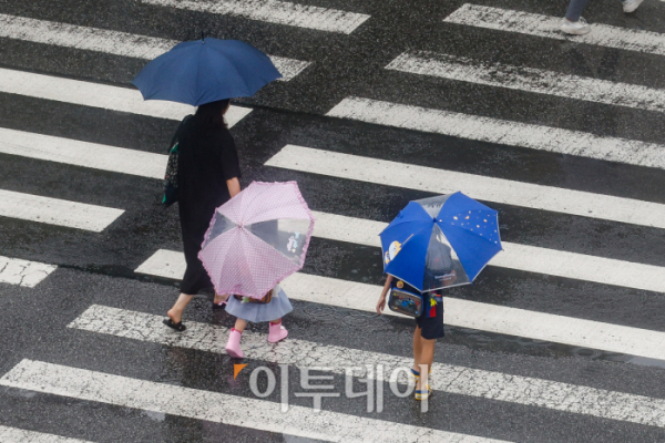 ▲전국 대부분 지역에 비가 내린 8일 서울 영등포구 여의도역 일대에서 우산을 쓴 시민들이 발걸음을 옮기고 있다.  (조현호 기자 hyunho@)