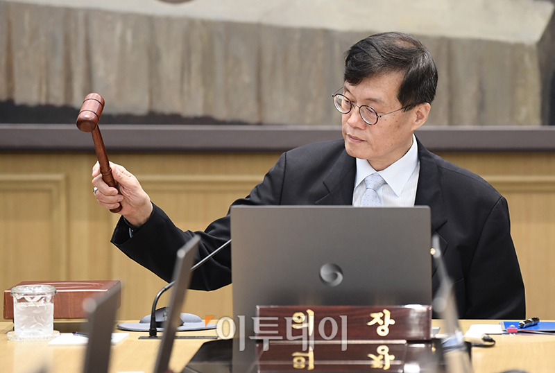 ▲이창용 한국은행 총재가 11일 서울 중구 한국은행에서 열린 금융통화위원회에서 의사봉을 두드리고 있다. 사진공동취재단